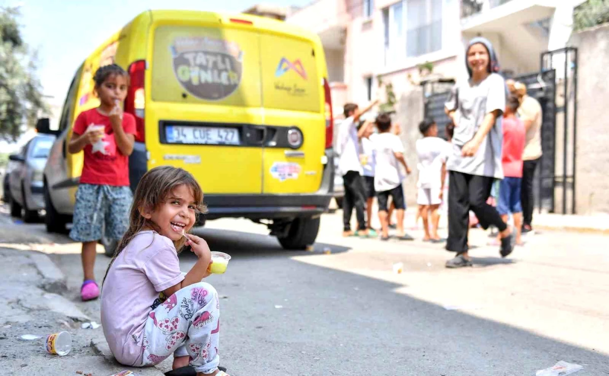 Mersin Büyükşehir Belediyesi, Tarsus’un Meşhur Limon Dondurmasını Çocuklara Dağıtıyor